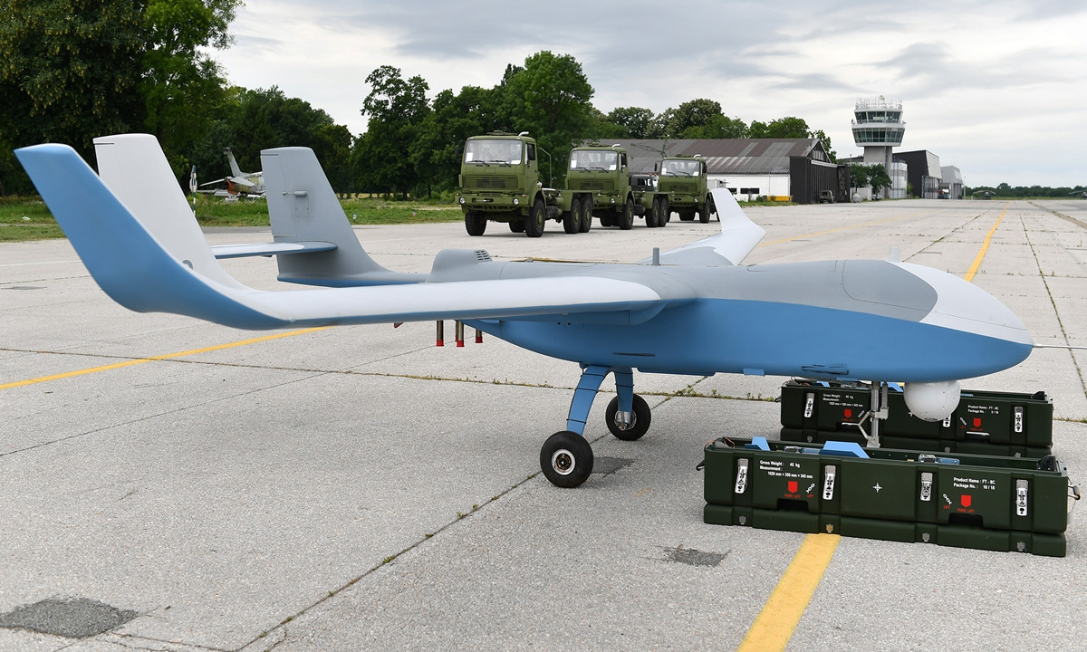 Các quốc gia như Venezuela, nơi Mỹ đặt lệnh cấm vận vũ khí vì không hợp tác với các nỗ lực chống khủng bố do Mỹ dẫn đầu, Pakistan đối mặt với các lệnh trừng phạt quốc tế tương tự và Iran, đối thủ không đội trời chung với Mỹ, đã phải chuyển hướng sang mua các khí tài quân sự của Trung Quốc.