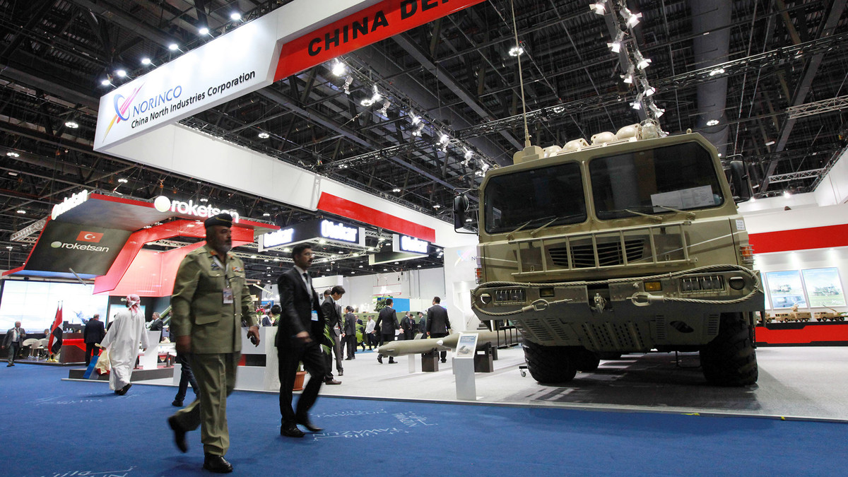 Lý do vũ khí Trung Quốc có chỗ đứng trên thị trường thế giới, theo giới phân tích, không phải do vũ khí Trung Quốc có tính năng vượt trội mà chủ yếu là do Trung Quốc được hưởng lợi, khi các quốc gia này bị cấm vận vũ khí của phương Tây.