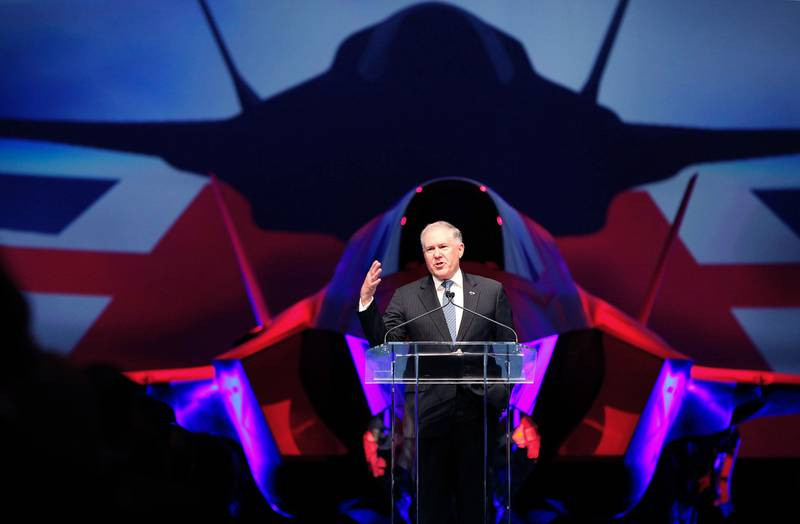 Frank Kendall, tân Tư lệnh Không quân Mỹ, từng chỉ trích gay gắt chương trình F-35. Tuy nhiên, sau khi nhậm chức, ông ngày quay sang ủng hộ máy bay chiến đấu F-35 và cho rằng loại máy bay này có hiệu suất tốt nhất trên thế giới. Trước đó, Kendall là phi công máy bay F-16.