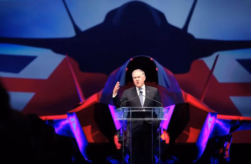 Frank Kendall, tân Tư lệnh Không quân Mỹ, từng chỉ trích gay gắt chương trình F-35. Tuy nhiên, sau khi nhậm chức, ông ngày quay sang ủng hộ máy bay chiến đấu F-35 và cho rằng loại máy bay này có hiệu suất tốt nhất trên thế giới. Trước đó, Kendall là phi công máy bay F-16.