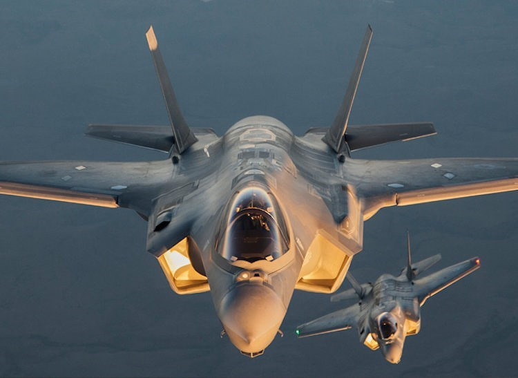 Không phải tất cả các chuyên gia đều đồng ý giảm số lượng F-35. Chuyên gia hàng không Rebecca Grant cho rằng, Không quân Mỹ đúng khi giảm các loại máy bay chiến đấu; nhưng họ sai lầm khi đánh giá thấp tính năng tàng hình của F-35, mà chỉ những loại chiến đấu cơ này, mới đủ khả năng chống lại các đối thủ mạnh như Trung Quốc và Nga. Nguồn ảnh: Pinterest.