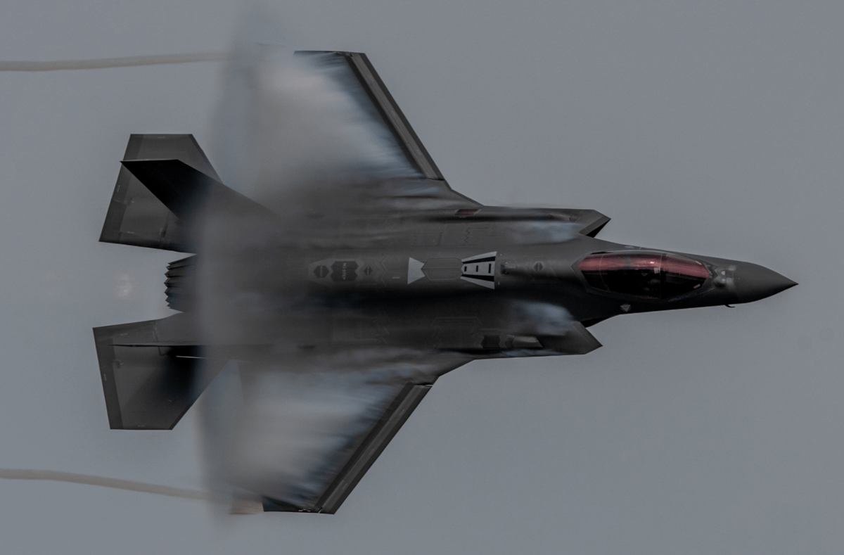 Hiện F-35 là loại máy bay chiến đấu duy nhất trên thế giới, có thể xâm nhập vào hệ thống phòng không của đối phương mà không bị phát hiện và có thể chia sẻ thông tin với các máy bay và lực lượng mặt đất khác. Với sự phát triển không ngừng về sức mạnh quân sự của đối thủ, các trận chiến trong tương lai sẽ chỉ trở nên khó khăn và nguy hiểm hơn.