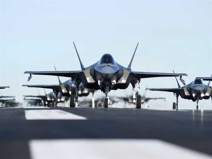 Phát ngôn viên Brett Ashworth của Lockheed Martin cho rằng, giá thành của F-35 không nên là tiêu chí duy nhất để đánh giá giá trị của chiếc máy bay. Ngược lại, Không quân Mỹ cũng cần xem xét các lợi ích mà loại chiến đấu cơ này mang lại.