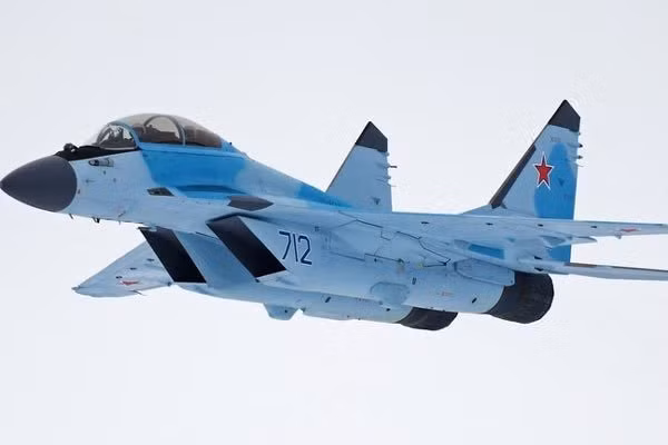 Đầu tiên là máy bay chiến đấu đa năng hạng trung MiG-35, Belarus được coi là khách hàng đầu tiên của máy bay chiến đấu hạng trung MiG-35 “thế hệ 4 ++”, máy bay chiến đấu mới nhất được đưa vào biên chế trong Không quân Nga, với chiếc đầu tiên được đưa vào hoạt động vào tháng 7/2019.