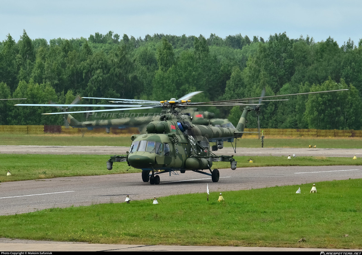 Cuối cùng là trực thăng tấn công hạng nặng Ka-52 hoặc Mi-35, Belarus đang biên chế một lữ đoàn lực lượng đặc biệt với khoảng 5.900 binh sĩ, phần lớn trong số đó chuyên thực hiện tấn công dựa vào cả vận tải cơ Mi-8 và 12 chiếc Mi-24P. Tuy nhiên các máy bay chiến đấu của Belarus được coi là đã lạc hậu. 