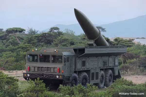 Tên lửa Iskander được đánh giá cao nhờ độ chính xác và tốc độ siêu thanh, khả năng cơ động cao, thời gian phóng ngắn và có thể triển khai nhiều loại bom, đạn. Mọi hệ thống tác chiến điện tử của NATO rất khó để phát hiện tên lửa này và đánh chặn nó. 