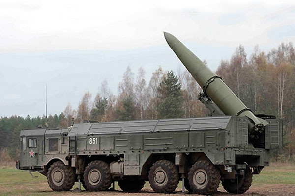 Iskander có tầm bắn 500km, mức tối đa cho phép đối với tên lửa đất đối đất phóng từ mặt đất theo hiệp ước INF. Các phiên bản khác của Iskander ở cả Triều Tiên và Hàn Quốc, được cho là sử dụng công nghệ của Nga, đáng chú ý là có tầm bắn xa hơn 500km.