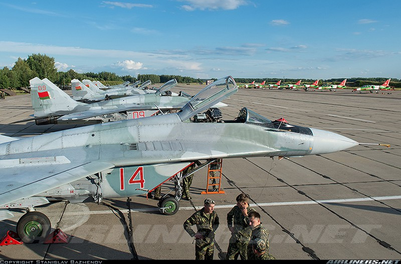 Trụ cột của Không quân Belarus hiện nay là 38 máy bay chiến đấu đa năng hạng trung MiG-29C. Ngoài ra, nước này còn được thừa hưởng một phi đội MiG-29 khá lớn, sau khi Liên Xô tan rã và hiện đang tiến hành hiện đại hóa hai phi đội lên tiêu chuẩn MiG-29C. 