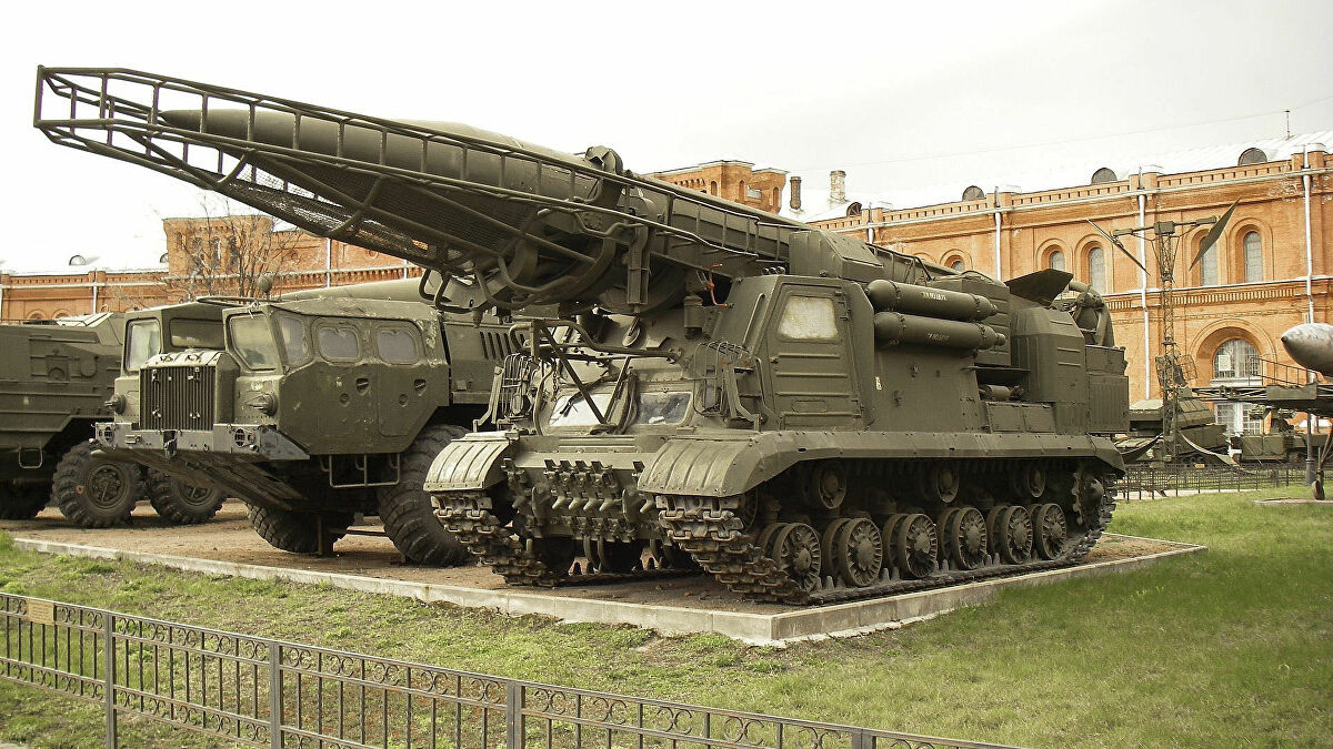 Mặc dù có khả năng hoạt động cao, nhưng các đơn vị tên lửa Tochka cuối cùng hiện cũng đang bị Nga loại bỏ dần khỏi biên chế, đồng thời những tên lửa Scud-B cũng đã được nghỉ hưu từ lâu và cả hai đều được Nga thay thế bằng hệ thống Iskander hiện đại. 