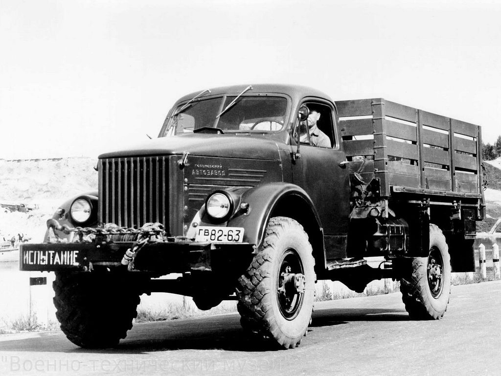 Thiết kế của BTR-40 dựa trên xe tải bốn bánh GAZ-63 được sản xuất vào năm 1946. Thiết kế thân xe tự chịu lực là một tính năng mới trên các phương tiện của Liên Xô. Thân tàu có hai cửa bên cho người chỉ huy và lái xe cùng với một cửa sau. Xe có thể vận chuyển tối đa 8 binh sĩ được trang bị đầy đủ hoặc 1 tấn hàng hóa.