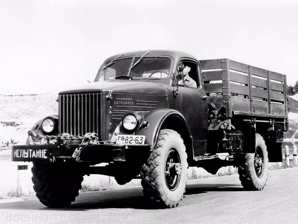 Thiết kế của BTR-40 dựa trên xe tải bốn bánh GAZ-63 được sản xuất vào năm 1946. Thiết kế thân xe tự chịu lực là một tính năng mới trên các phương tiện của Liên Xô. Thân tàu có hai cửa bên cho người chỉ huy và lái xe cùng với một cửa sau. Xe có thể vận chuyển tối đa 8 binh sĩ được trang bị đầy đủ hoặc 1 tấn hàng hóa.