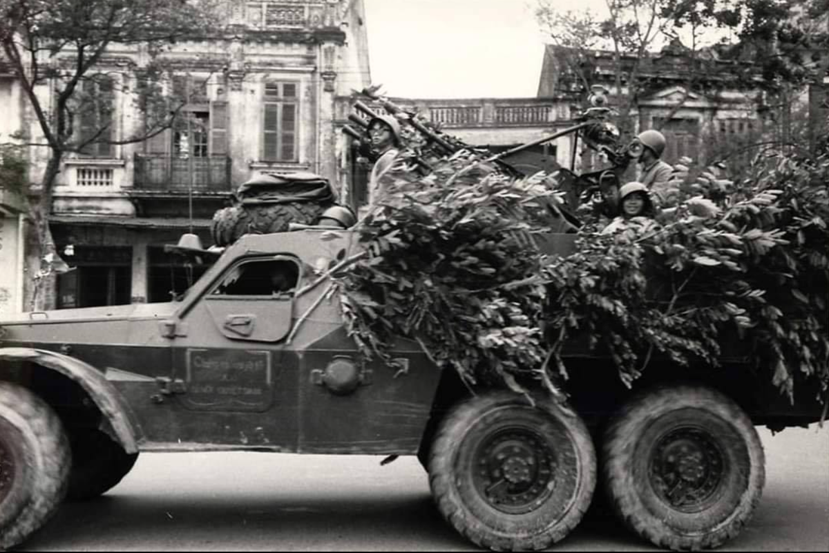 Giống như xe tải GAZ-63, BTR-40 có hệ dẫn động bốn bánh. Tuy nhiên, khung gầm ngắn hơn so với GAZ-63. Điểm khác duy nhất giúp phân biệt khung gầm của BTR-40 với khung gầm của GAZ-63 là các bộ giảm xóc bổ sung. BTR-40 cũng có động cơ mạnh hơn.