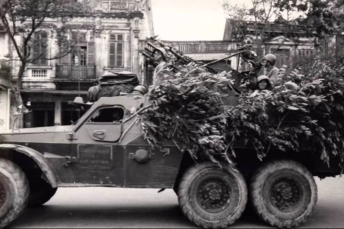 Giống như xe tải GAZ-63, BTR-40 có hệ dẫn động bốn bánh. Tuy nhiên, khung gầm ngắn hơn so với GAZ-63. Điểm khác duy nhất giúp phân biệt khung gầm của BTR-40 với khung gầm của GAZ-63 là các bộ giảm xóc bổ sung. BTR-40 cũng có động cơ mạnh hơn.