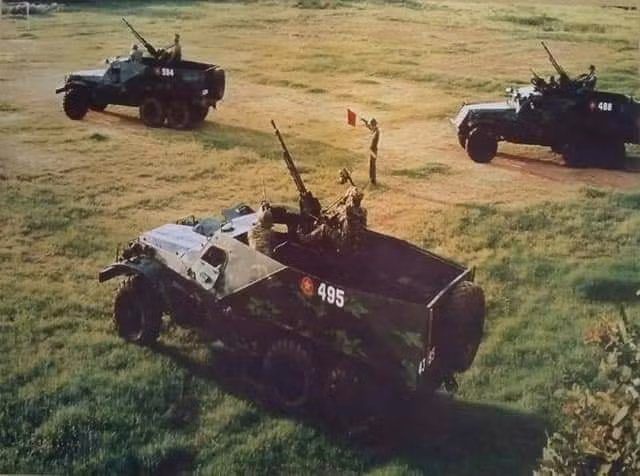 Xe có đài phát 10RT-12 có tầm hoạt động từ 20–25 km và một tời ở phía trước, sức tải tối đa 4,5 tấn và 70 m dây cáp. Xe không có biện pháp bảo vệ chống lại vũ khí hạt nhân, sinh học và hóa học và cũng không có thiết bị nhìn ban đêm.