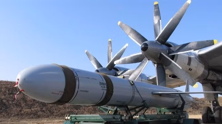 Các cánh lái của tên lửa được gập vào thân để tiết kiệm không gian, cho phép chúng nằm gọn trong khoang vũ khí của Tu-160. Tên lửa có khả năng đánh trúng mục tiêu từ khoảng cách 2.500 km, mang được thêm hai thùng nhiên liệu phụ dọc thân để tăng tầm bắn lên gần 3.000 km.