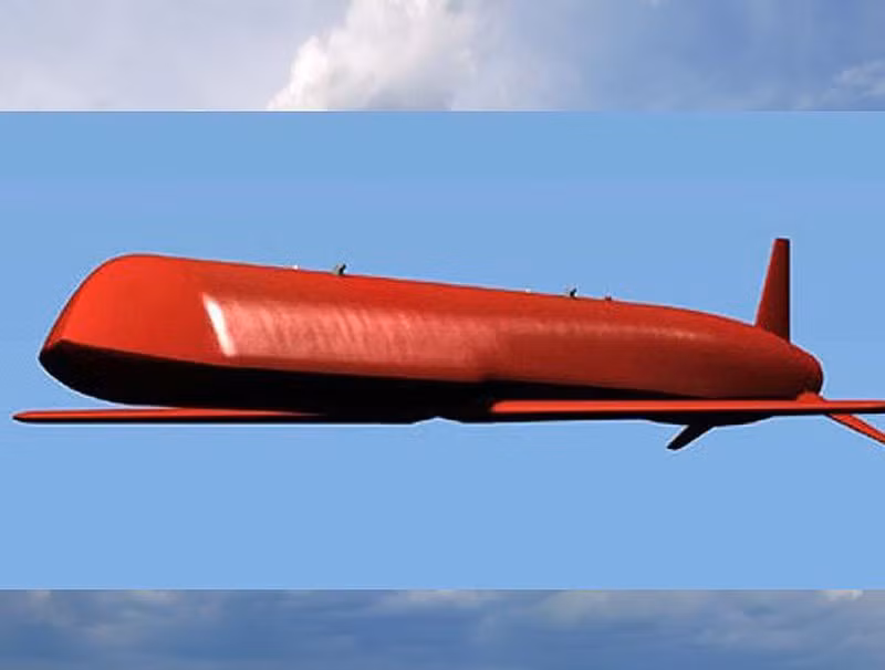 Tên lửa Kh-101/102 được trang bị hệ thống dẫn đường quán tính kết hợp với đầu dò quang - điện tử, cũng như cập nhật vị trí và đường bay qua vệ tinh. Kíp lái oanh tạc cơ có thể thay đổi mục tiêu và đường bay quả đạn sau khi phóng.