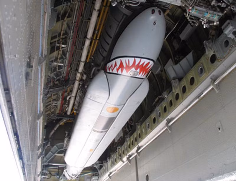 Tùy từng nhiệm vụ cụ thể để mang từng loại tên lửa khác nhau. Trong đó máy bay Tu-160 có thể mang theo 12 tên lửa hành trình cận âm Kh-55SM. Tên lửa có khả năng bay bám địa hình ở độ cao cực nhỏ và cơ động liên tục để tránh bị phát hiện cũng như bắn hạ.