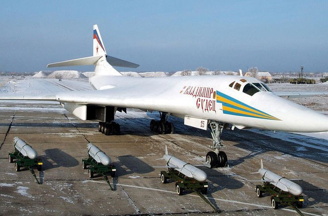 Một số tên lửa Kh-55SM đã được Nga hoán cải thành phiên bản Kh-555 phi hạt nhân, trang bị nhiều công nghệ giúp tăng khả năng xuyên phá lưới phòng không và độ chính xác cao gấp 5 lần mẫu nguyên bản.