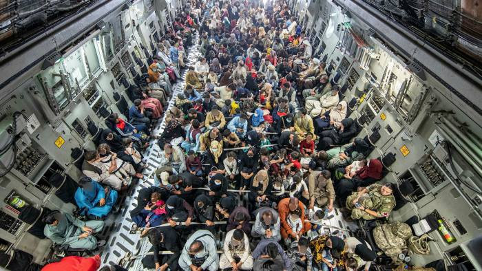 Một vấn đề tồi tệ nữa là hầu hết giới tinh hoa tri thức của đất nước đã di tản khỏi Afghanisan, tước đi nguồn lực con người để tái thiết đất nước. Bên cạnh đó, mặc dù một số nhóm viện trợ quốc tế vẫn còn ở lại trong nước nhưng nhiều tổ chức khác đã di tản và dừng viện trợ cho nền kinh tế địa phương.