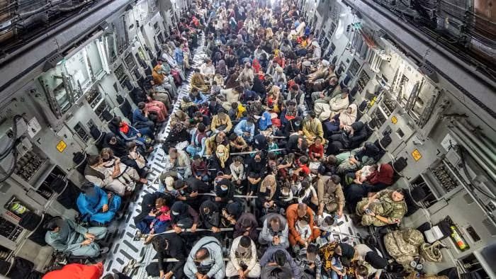 Một vấn đề tồi tệ nữa là hầu hết giới tinh hoa tri thức của đất nước đã di tản khỏi Afghanisan, tước đi nguồn lực con người để tái thiết đất nước. Bên cạnh đó, mặc dù một số nhóm viện trợ quốc tế vẫn còn ở lại trong nước nhưng nhiều tổ chức khác đã di tản và dừng viện trợ cho nền kinh tế địa phương.