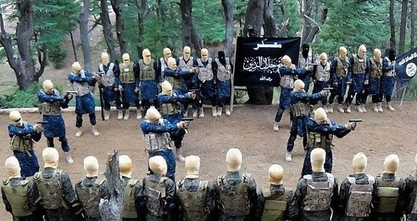 Các chiến binh ISIS-K bao gồm nhiều cựu thành viên của Taliban bị thu hút bởi tham vọng toàn cầu của Nhà nước Hồi giáo, cũng như nhiều người Pakistan có liên hệ với Tehrik-i-Taliban Pakistan - một tổ chức như Taliban nhưng hoạt động ở Pakistan.