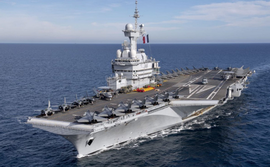 Pháp cũng có một tàu sân bay chạy bằng năng lượng hạt nhân và 4 tàu ngầm hạt nhân, được trang bị tên lửa xuyên lục địa phóng từ tàu ngầm được trang bị đầu đạn hạt nhân. Pháp cũng có vệ tinh do thám riêng và khả năng tác chiến mạng.