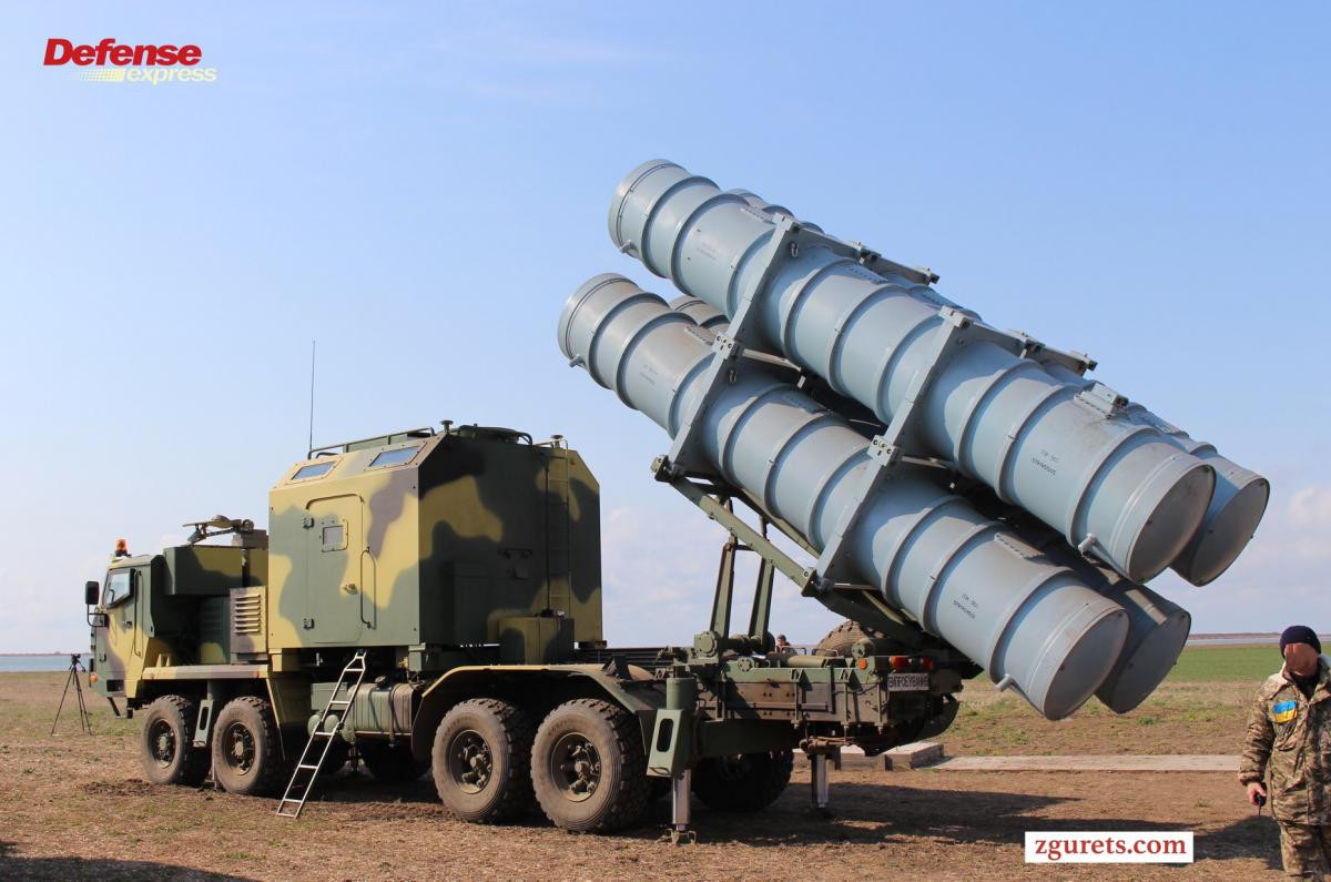 Dù cho bề ngoài R-360 Neptune không có quá nhiều khác biệt so với Kh-35 Uran nhưng nó lại nặng hơn đáng kể (870kg trên R-360 và 520kg trên Kh-35), trọng lượng đầu nổ của R-360 cũng nhiều hơn 5kg so với trên Kh-35. Ảnh: Cận cảnh xe phóng tổ hợp tên lửa bờ R-360 Neptune