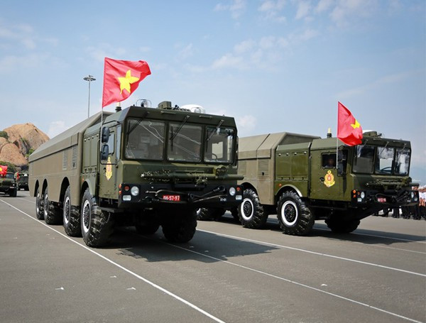 Ở Đông Nam Á hiện nay, quốc gia có nền móng phòng thủ bờ biển mạnh mẽ nhất với nòng cốt là các tổ hợp tên lửa bờ chống hạm tầm xa đó chính là Việt Nam. Trong đó hiện đại nhất là 2 Lữ đoàn sử dụng các tổ hợp Bastion-P K-300P nhập khẩu từ Nga. Ảnh: Xe phóng tổ hợp K-300P của Lữ đoàn 681 Hải quân Việt Nam