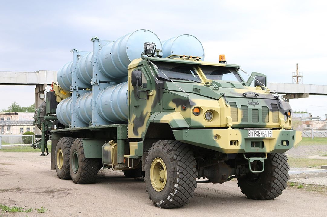 Do đó, việc nếu như hợp đồng với Indonesia được ký kết và bước vào quá trình sản xuất, đây sẽ là một món quà rất lớn mà quốc gia Đông Nam Á này dành tặng cho Ukraine khi mà nhà máy nơi sản xuất và chế tạo tên lửa Neptune đang bên bờ vực phá sản. Ảnh: Xe chở đạn tên lửa R-360 Neptune