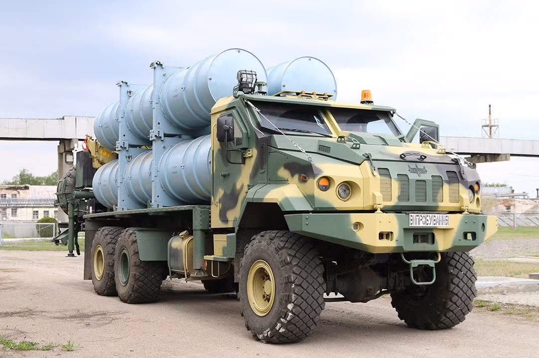 Do đó, việc nếu như hợp đồng với Indonesia được ký kết và bước vào quá trình sản xuất, đây sẽ là một món quà rất lớn mà quốc gia Đông Nam Á này dành tặng cho Ukraine khi mà nhà máy nơi sản xuất và chế tạo tên lửa Neptune đang bên bờ vực phá sản. Ảnh: Xe chở đạn tên lửa R-360 Neptune