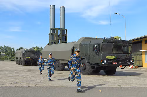 Các tổ hợp Bastion-P sử dụng tên lửa P-800 Yakhont với tầm bắn tối đa lên tới 300km, tốc độ tối đa Mach 2.5. Tên lửa chống hạm P-800 sử dụng quỹ đạo bay cao thấp kết hợp do đó rất khó đánh chặn và là một trong những tên lửa chống hạm mạnh nhất trên thế giới hiện nay. Ảnh: Triển khai tổ hợp Bastion-P tại Lữ đoàn 681