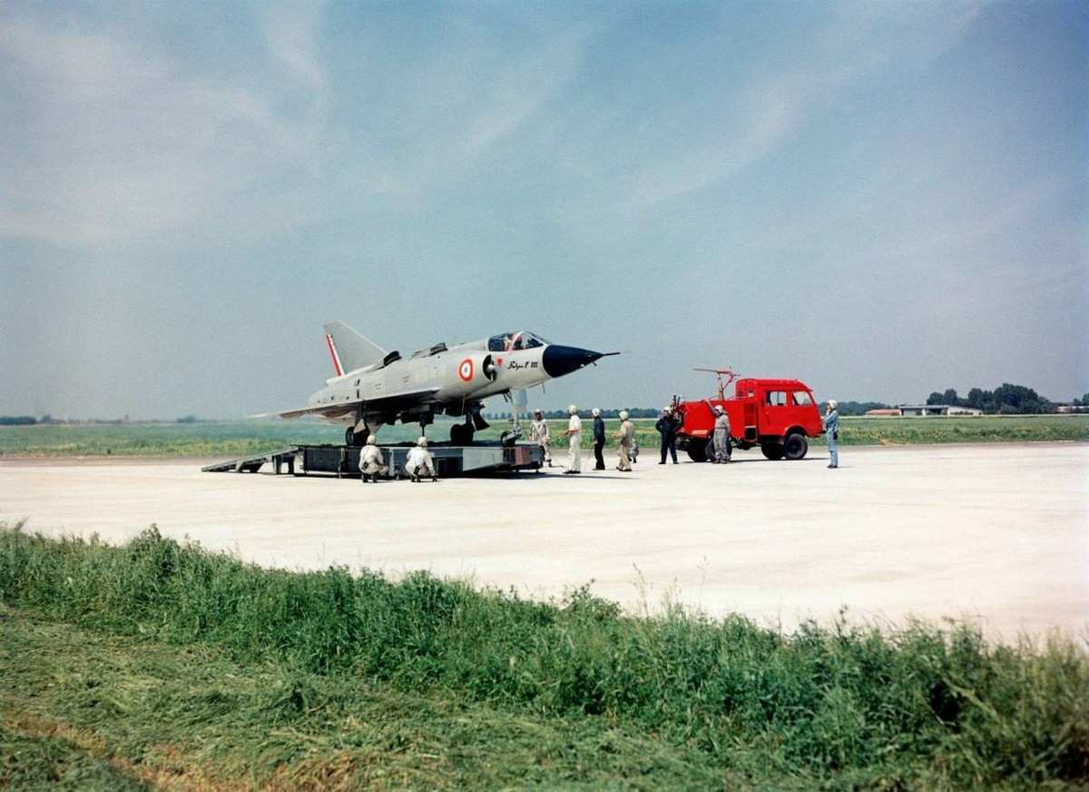 Vào ngày 12/10/1962, lần cất cánh đầu tiên diễn ra tại sân bay Milan-Villaros. Các chuyến bay chỉ tiếp tục vào tháng 3/1963. Lần này các chuyến cất cánh và hạ cánh theo phương ngang được thực hiện. Vào ngày 18/3, lần đầu tiên một màn cất cánh thẳng đứng được thực hiện, sau đó là chuyển sang bay ngang và hạ cánh như một chiếc máy bay bình thường. 