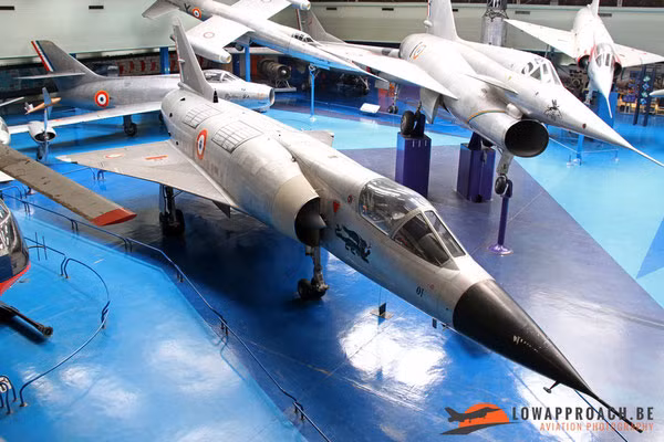 Dự án Mirage Balzac V đã sẵn sàng vào cuối năm 1961, vào tháng 1/1962, việc lắp ráp một chiếc máy bay cất cánh thẳng đứng đã bắt đầu tại nhà máy Dassault. Máy bay đã sẵn sàng vào tháng 5 và các cuộc thử nghiệm mặt đất đầu tiên đã được thực hiện vào tháng 7. 