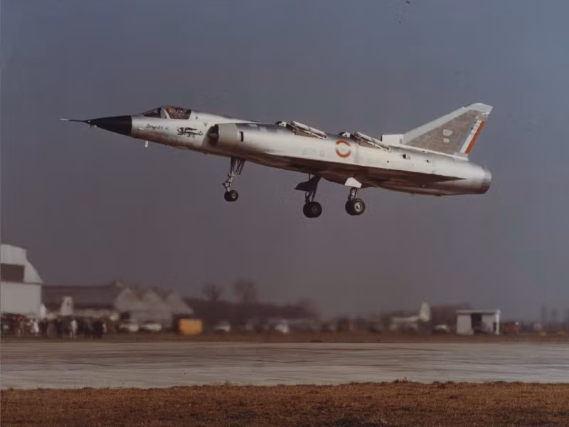 Hạ cánh thẳng đứng được thực hiện theo trình tự ngược lại. Khi bay ở tốc độ 300-320 km/h, các nắp của động cơ nâng phải được mở ra, dẫn đến việc chúng tự động chuyển động và giúp nó có thể khởi động. Sau đó, có thể bắt đầu giảm tốc độ ngang và bay lơ lửng khi hạ cánh.