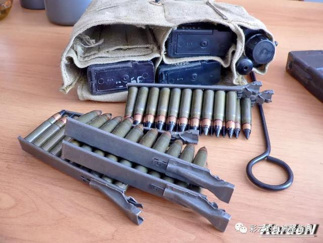 Tuy nhiên là loại đạn cận âm, nên đầu đạn 9x39mm SP-5 không có quỹ đạo bằng phẳng như các loại đạn khác, nên tầm bắn hiệu quả tối đa chỉ là 400 mét, phù hợp nhất cho các cuộc ám sát vào ban đêm, hoặc cho các đội trinh sát di chuyển lặng lẽ sau phòng tuyến của NATO. Ngoài tầm bắn 400 mét, khả năng chính xác của đạn hạn chế. 