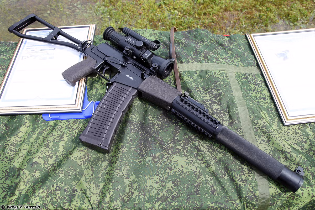 Ống giảm thanh này có thể tháo ra dễ dàng để bảo dưỡng và cất giữ, nhưng nhà sản xuất khuyến cáo, khẩu VSS không nên bắn, khi không lắp ống giảm thanh này, vì khí nóng thoát ra từ nòng súng, có thể gây nguy hiểm cho người bắn. Ngoài ra, bộ phận ngắm kiểu AK, được lắp trực tiếp vào ống giảm thanh, vì vậy việc bắn mà không có ống giảm thanh, sẽ khó trúng đích. 