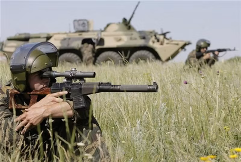 Việc những mẫu súng này vẫn được sử dụng rộng rãi hiện nay cho chúng ta thấy, thiết kế của súng và đạn chưa hề lạc hậu; ngoài ra các kỹ sư Nga vẫn liên tục cải tiến, nâng cấp (nhất là hệ thống ngắm bắn ban đêm và đạn), VSS Vintorez và AS Val vẫn sẽ được các lực lượng đặc biệt của Nga sử dụng trong thời gian dài nữa. Nguồn ảnh: RHBT. 