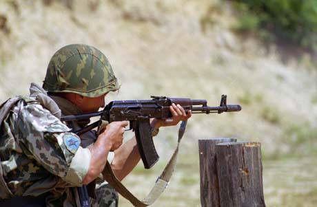 Các nhà thiết kế vũ khí Liên Xô nhận ra những điểm yếu của loại đạn súng trường tiến công chủ lực của họ khi đó là khẩu AK-74, để có những cải tiến theo kịp yêu cầu của chiến tranh hiện đại; họ đã thay đổi lõi đầu đạn của AK-74 bằng lõi thép cứng, nhằm nâng sức xuyên của đạn.