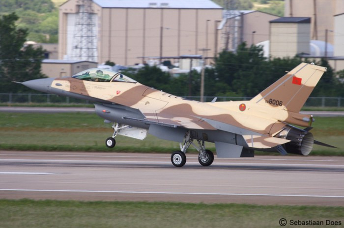 Ma-rốc là quốc gia châu Phi duy nhất, được tiếp cận với các loại vũ khí không quân hiện đại của Mỹ, với khoảng 23 máy bay chiến đấu hạng nhẹ F-16C Fighting Falcon, được trang bị tên lửa không đối không AIM-120C7. 