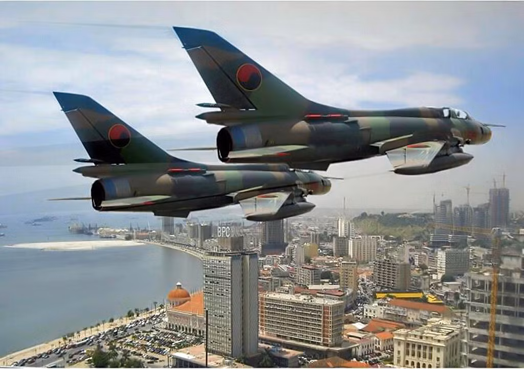 Một trong những lực lượng không quân mạnh nhất châu Phi là Angola, quốc gia từ lâu đã được coi là có năng lực quân sự bậc nhất ở khu vực cận sa mạc Sahara, được xây dựng như một lực lượng thiện chiến vào những năm 1980, với sự hỗ trợ của Cuba, Triều Tiên, Liên Xô và Đông Đức để chống lại sự liên kết của Mỹ và Israel hậu thuẫn mạnh mẽ ở Nam Phi. 