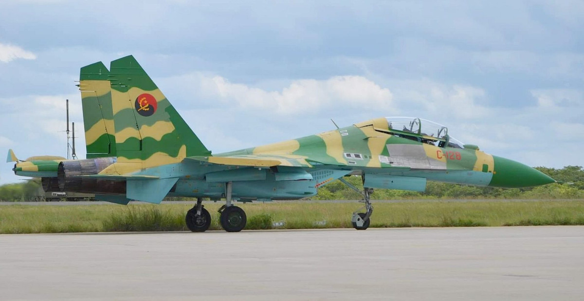 Lực lượng tinh nhuệ của Không quân Angola, được biên chế 12 máy bay chiến đấu Su-30, mới được nâng cấp ở Belarus lên tiêu chuẩn thế hệ 4+. Angola cũng đã trang bị cho các máy bay chiến đấu Su-30 và Su-27, tên lửa dẫn đường bằng radar chủ động R-77. 