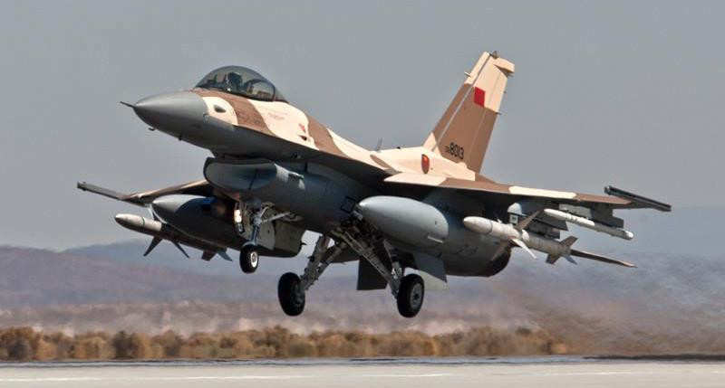 Sự khác biệt về F-16 của Ma-rốc so với Ai Cập, là vũ khí và hệ thống trang bị phụ, khiến F-16 Ma-rốc hiện đại hơn nhiều so với các máy bay F-16 trong biên chế Ai Cập. F-16 của Ma-rốc là máy bay chiến đấu phương Tây có khả năng nhất ở châu Phi. 