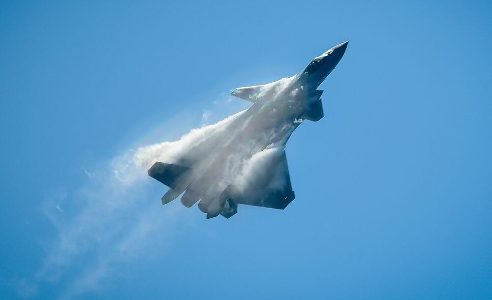 Trong những năm gần đây, Trung Quốc đã tích cực đầu tư nghiên cứu, "đi tắt, đón đầu", để phát triển các loại chiến đấu cơ tiên tiến, trong đó có tiêm kích tàng hình J-20, được Trung Quốc tự xếp vào loại máy bay chiến đấu thế hệ 5.