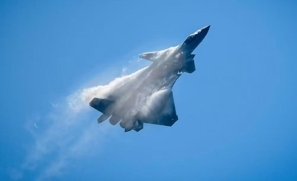 Trong những năm gần đây, Trung Quốc đã tích cực đầu tư nghiên cứu, "đi tắt, đón đầu", để phát triển các loại chiến đấu cơ tiên tiến, trong đó có tiêm kích tàng hình J-20, được Trung Quốc tự xếp vào loại máy bay chiến đấu thế hệ 5.