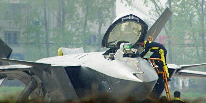 Tuy nhiên điều này là khó thành hiện thực, khi J-20 là máy bay chiến đấu hạng nặng; trong khi đó, tàu sân bay của Trung Quốc đều sử dụng phương pháp cất cánh theo kiểu nhảy cầu và chưa có máy phóng máy bay, do đó J-20 khó có thể trở thành tiêm kích hạm.