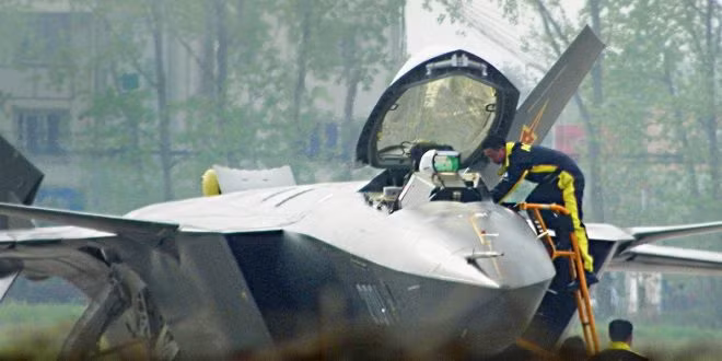 Tuy nhiên điều này là khó thành hiện thực, khi J-20 là máy bay chiến đấu hạng nặng; trong khi đó, tàu sân bay của Trung Quốc đều sử dụng phương pháp cất cánh theo kiểu nhảy cầu và chưa có máy phóng máy bay, do đó J-20 khó có thể trở thành tiêm kích hạm.