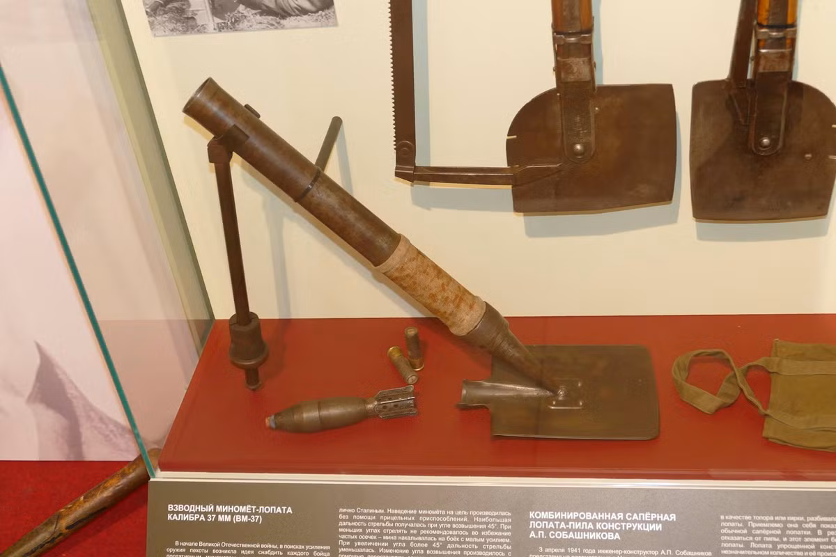 Chân súng BM-37 là một thanh kim loại, một đầu có mũi nhọn dễ lắp đặt trên mặt đất. Một nắp đậy bằng gỗ chuyển động tự do dọc theo chân súng. Đầu kia được trang bị một lò xo đàn hồi gắn vào nòng súng để giảm giật.