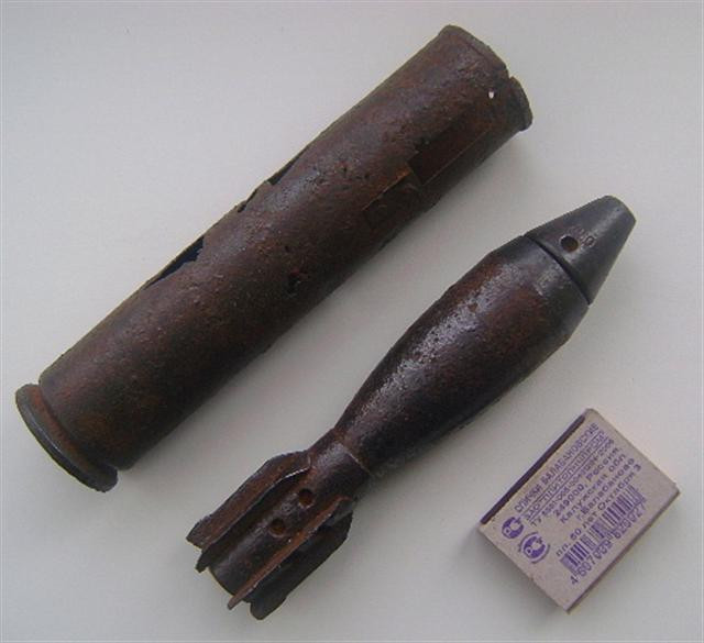 BM-37 sử dụng loại đạn cối đặc biệt có trọng lượng từ 450-500g, có hình dáng giống quả ngư lôi, đây là loại đạn nổ; trong quả đạn chứa từ 200-300g thuốc súng. Đạn cối có thể bay từ 60 đến 250 m, tùy thuộc vào góc nâng của súng.