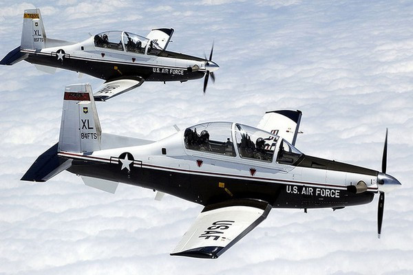 Máy bay huấn luyện T-6A Texan II do hãng Beechcraft (thuộc tập đoàn Textron) sản xuất từ những năm 2000, được Không quân và Hải quân Mỹ dùng để đào tạo phi công cơ bản.