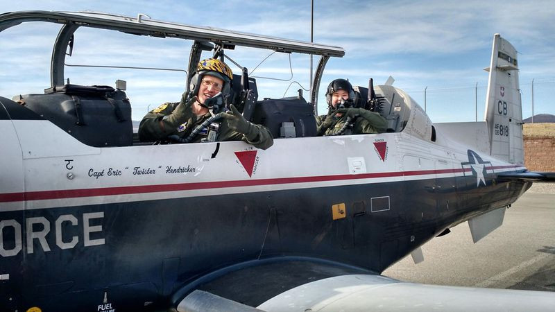 T-6A Texan II là loại máy bay 2 chỗ ngồi, 1 động cơ cánh quạt, dài 10,16 m, sải cánh 10,19 m, tốc độ tối đa 500 km/giờ, trần bay tối đa 9.440 m, tầm bay 1.660 km. Giá mỗi chiếc khoảng 4,3 triệu USD.